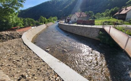 Lucrările de pe Bega Superioară au ajuns la 88%. Peste 1.800 de locuitori vor beneficia de protecție împotriva inundațiilor 6 Lucrările de pe Bega Superioară au ajuns la 88%. Peste 1.800 de locuitori vor beneficia de protecție împotriva inundațiilor