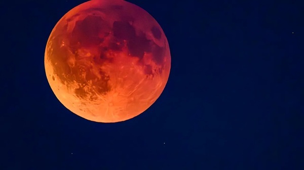 Eclipsă spectaculoasă de Lună în noaptea de joi spre vineri. Fenomenul va fi vizibil și din Europa