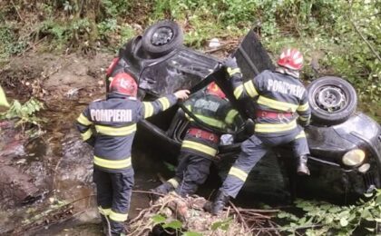 Mașină răsturnată, două persoane rănite 30 Mașină răsturnată, două persoane rănite