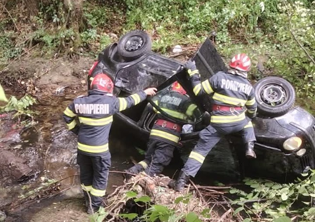 Mașină răsturnată, două persoane rănite 1 Mașină răsturnată, două persoane rănite