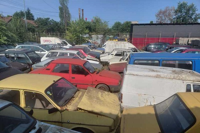 Primăria Timișoara se chinuie să vândă mașini abandonate la prețuri de câteva sute de lei. Pe un traseu neclar, unele revin la valoarea inițială 1 Primăria Timișoara se chinuie să vândă mașini abandonate la prețuri de câteva sute de lei. Pe un traseu neclar, unele revin la valoarea inițială