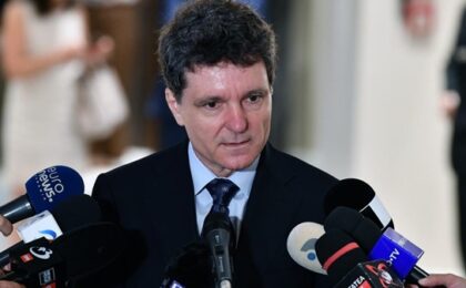 Nicușor Dan ar vrea să anunțe un premier pe 1 septembrie. PSD negociază un guvern minoritar 32 Nicușor Dan ar vrea să anunțe un premier pe 1 septembrie. PSD negociază un guvern minoritar