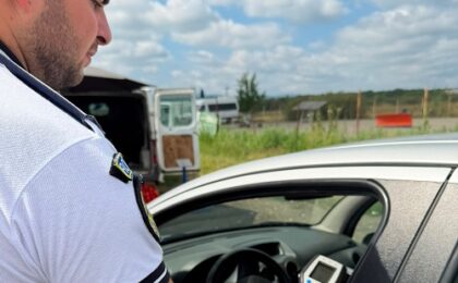 Jale mare pe şoselele Banatului. Poliţiştii au dat 440 de amenzi, au reţinut 30 de permise şi au retras 20 de certificate de înmatriculare