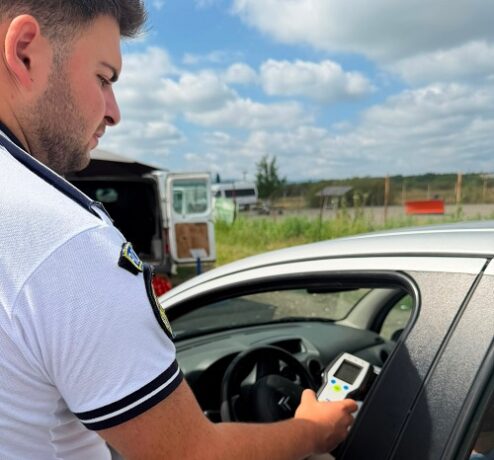 Jale mare pe şoselele Banatului. Poliţiştii au dat 440 de amenzi, au reţinut 30 de permise şi au retras 20 de certificate de înmatriculare 1 Jale mare pe şoselele Banatului. Poliţiştii au dat 440 de amenzi, au reţinut 30 de permise şi au retras 20 de certificate de înmatriculare