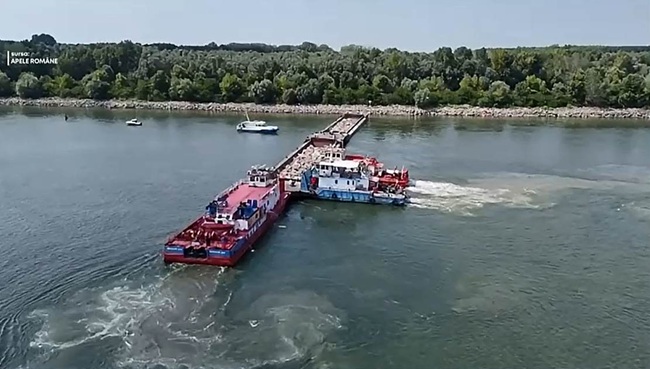Operațiunea de scufundare a barjelor în Dunăre s-a încheiat cu succes