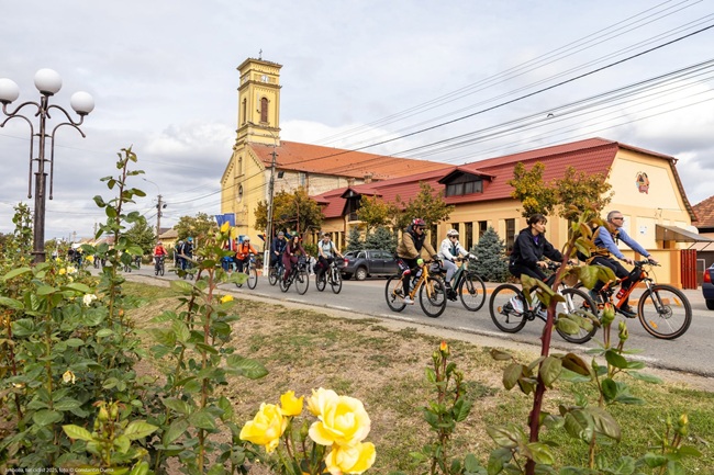 "Stories on Wheels" revine în Banatul de câmpie. O nouă tură pe bicicletă, pe traseul Jimbolia – Grabaț – Gottlob – Tomnatic – retur, despre memorie, plecări și poveștile care rămân