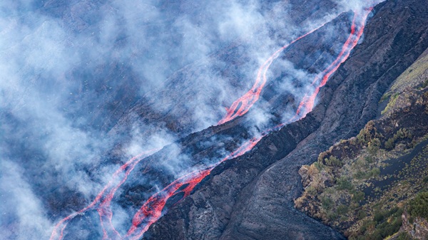 Zborurile de pe Aeroportul din Catania, suspendate din cauza erupției vulcanului Etna 1 Zborurile de pe Aeroportul din Catania, suspendate din cauza erupției vulcanului Etna