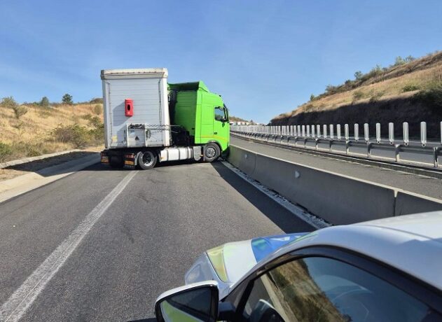 Trafic oprit pe A6, la Țipari, din cauza unui autotren defect 1 Trafic oprit pe A6, la Țipari, din cauza unui autotren defect