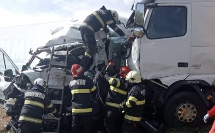Polițiștii au stabilit cum s-a produs accidentul de pe DN 6 în care au decedat două femei. Au murit și șapte câini. Una dintre mașini este din Timiș 1 Polițiștii au stabilit cum s-a produs accidentul de pe DN 6 în care au decedat două femei. Au murit și șapte câini. Una dintre mașini este din Timiș