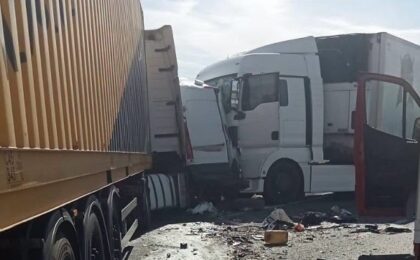 Două femei au murit pe DN 6, într-un accident cu două camioane şi un microbuz. Trafic blocat 2 Două femei au murit pe DN 6, într-un accident cu două camioane şi un microbuz. Trafic blocat
