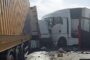 Două femei au murit pe DN 6, într-un accident cu două camioane şi un microbuz. Trafic blocat