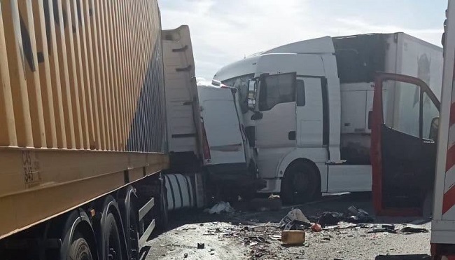 Două femei au murit pe DN 6, într-un accident cu două camioane şi un microbuz. Trafic blocat 1 Două femei au murit pe DN 6, într-un accident cu două camioane şi un microbuz. Trafic blocat