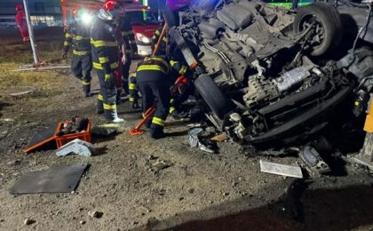 Accident grav în Ghiroda. Un bărbat a rămas încarcerat într-un autoturism răsturnat 2 Accident grav în Ghiroda. Un bărbat a rămas încarcerat într-un autoturism răsturnat