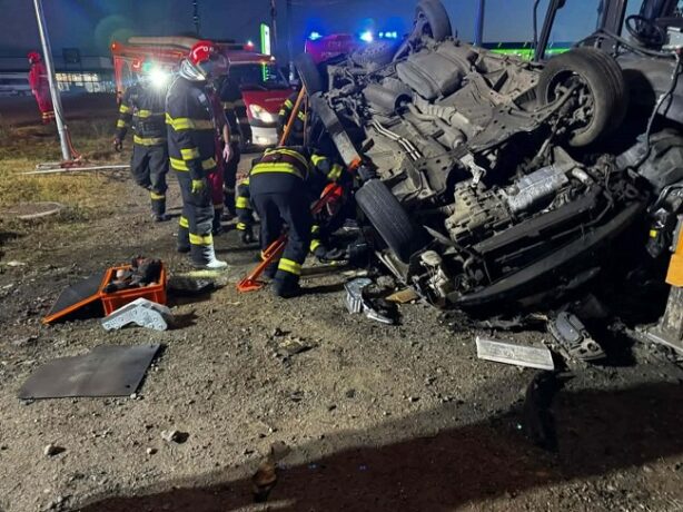 Accident grav în Ghiroda. Un bărbat a rămas încarcerat într-un autoturism răsturnat