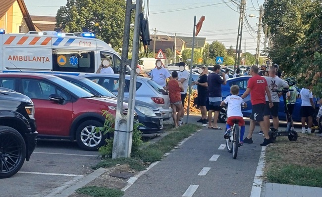 Două fetiţe de 13 ani, care circulau cu o trotinetă electrică, pe pistă, lovite de o maşină în Giroc