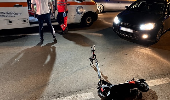 Doi tineri au căzut cu trotineta electrică şi s-au împrăştiat pe şosea. Conducătorul avea o alcoolemie de 0,99 mg/l