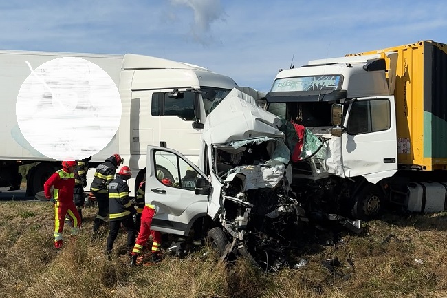 Două femei au murit pe DN 6, într-un accident cu două camioane şi un microbuz. Trafic blocat 2 Două femei au murit pe DN 6, într-un accident cu două camioane şi un microbuz. Trafic blocat
