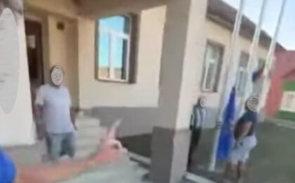 Bărbat agresat într-o primărie din Timiş. Un suspect a fost reţinut de poliţie 7 Bărbat agresat într-o primărie din Timiş. Un suspect a fost reţinut de poliţie