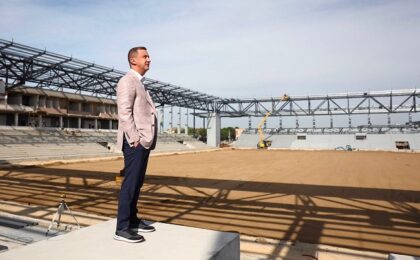 UPDATE. Primăria Timișoara mai cere bani Consiliului Județean Timiș pentru stadionul „Eroii Timișoarei”. Simonis: „Primează interesul orașului” 9 Primăria Timișoara mai cere bani Consiliului Județean Timiș pentru stadionul „Eroii Timișoarei”. Simonis: „Primează interesul orașului”