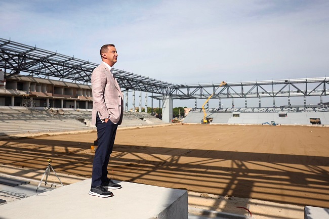 UPDATE. Primăria Timișoara mai cere bani Consiliului Județean Timiș pentru stadionul „Eroii Timișoarei”. Simonis: „Primează interesul orașului” 1 Primăria Timișoara mai cere bani Consiliului Județean Timiș pentru stadionul „Eroii Timișoarei”. Simonis: „Primează interesul orașului”