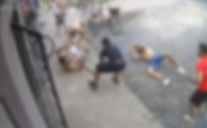 Conflict între mai multe persoane la Sânnicolau Mare, trei au ajuns la spital. Poliţia a reţinut patru suspecţi 1 Conflict între mai multe persoane la Sânnicolau Mare, trei au ajuns la spital. Poliţia a reţinut patru suspecţi