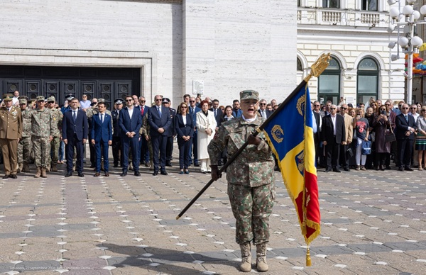 Drapelul de Luptă, încredințat Spitalului Militar din Timișoara. Ceremonie solemnă în Piața Victoriei