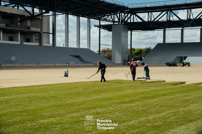 Se montează gazonul pe stadionul „Eroii Timișoarei”, dar Poli nu va putea juca pe noua arenă anul acesta 1 Se montează gazonul pe stadionul „Eroii Timișoarei”, dar Poli nu va putea juca pe noua arenă anul acesta