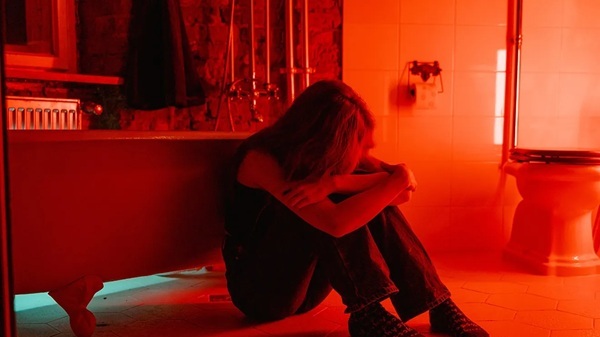 Femeie din județul Hunedoara, sechestrată timp de zece zile pentru a trece un garaj pe numele concubinului său 1 Femeie din județul Hunedoara, sechestrată timp de zece zile pentru a trece un garaj pe numele concubinului său