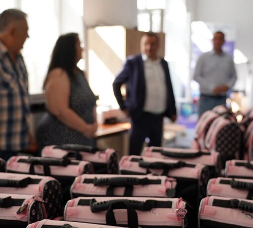 Peste 320 de ghiozdane complet echipate pentru copiii din clasele pregătitoare din Lugoj