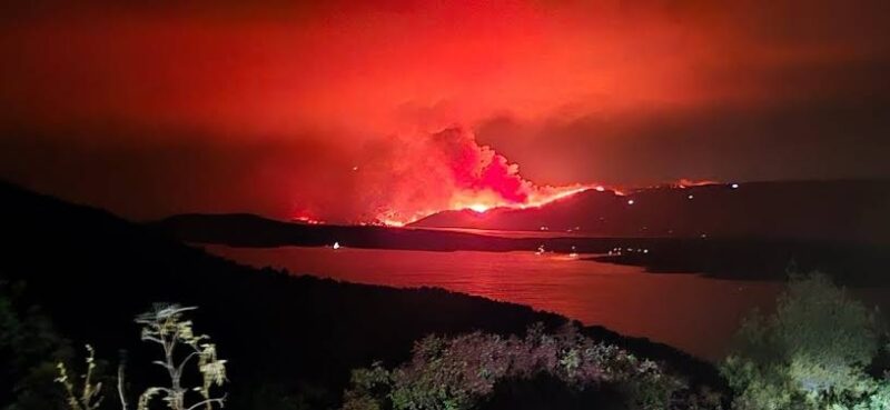 Alertă pe o insulă turistică din Croația unde un incendiu a mistuit deja 3.000 de hectare 1 Alertă pe o insulă turistică din Croația unde un incendiu a mistuit deja 3.000 de hectare