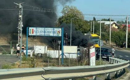 Un microbuz de transport persoane a ars într-un incendiu la Sânmihaiu Român