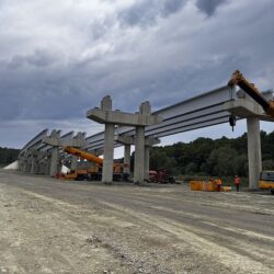 A început montarea grinzilor la cel mai lung pasaj, pe şantierul autostrăzii A1 Margina – Holdea (FOTO)