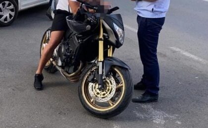 Motociclist prins de radar cu 117 km/h în localitate. Peste 5.600 de lei amendă şi 90 de zile fără permis 2 Motociclist prins de radar cu 117 km/h în localitate. Peste 5.600 de lei amendă şi 90 de zile fără permis