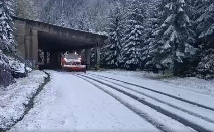 Ninge ca-n povești pe Transfăgărășan. Se intervine cu utilaje (VIDEO) 7 Ninge ca-n povești pe Transfăgărășan. Se intervine cu utilaje (VIDEO)