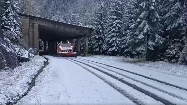 Ninge ca-n povești pe Transfăgărășan. Se intervine cu utilaje (VIDEO) 1 Ninge ca-n povești pe Transfăgărășan. Se intervine cu utilaje (VIDEO)