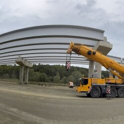 A început montarea grinzilor la cel mai lung pasaj, pe şantierul autostrăzii A1 Margina – Holdea (FOTO)