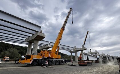 A început montarea grinzilor la cel mai lung pasaj, pe şantierul autostrăzii A1 Margina – Holdea (FOTO) 20 A început montarea grinzilor la cel mai lung pasaj, pe şantierul autostrăzii A1 Margina – Holdea (FOTO)
