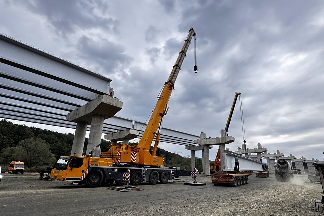 A început montarea grinzilor la cel mai lung pasaj, pe şantierul autostrăzii A1 Margina – Holdea (FOTO)