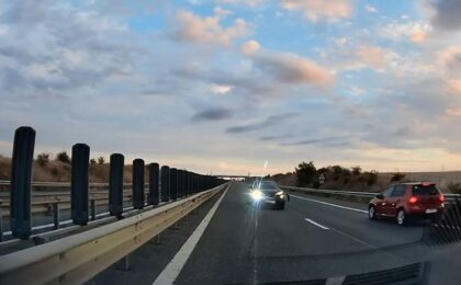 Trei maşini avariate pe autostrada A1 Arad - Timişoara, după ce un covăsnean de 73 de ani a condus pe contrasens 1 Trei maşini avariate pe autostrada A1 Arad - Timişoara, după ce un covăsnean de 73 de ani a condus pe contrasens