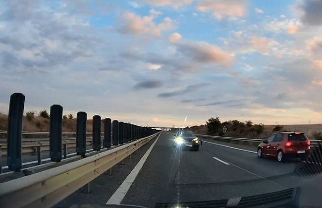 Trei maşini avariate pe autostrada A1 Arad - Timişoara, după ce un covăsnean de 73 de ani a condus pe contrasens 1 Trei maşini avariate pe autostrada A1 Arad - Timişoara, după ce un covăsnean de 73 de ani a condus pe contrasens