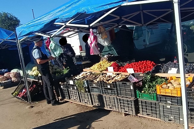 Poliţiştii locali au descins în pieţe, la Timişoara: 12 "producători locali", şcoşi de la tarabe (FOTO)