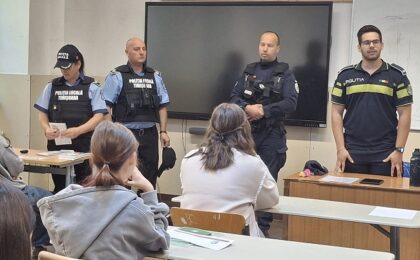 Poliţiştii din Timişoara, alături de elevi, pentru creșterea gradului de siguranță în mediul școlar şi prevenirea faptelor antisociale 14 Poliţiştii din Timişoara, alături de elevi, pentru creșterea gradului de siguranță în mediul școlar şi prevenirea faptelor antisociale
