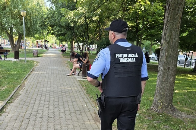 Poliţiştii locali din Timişoara, cu ochii pe spaţiile verzi: peste 3.200 de sancțiuni, în valoare de 1,5 milioane de lei 1 Poliţiştii locali din Timişoara, cu ochii pe spaţiile verzi: peste 3.200 de sancțiuni, în valoare de 1,5 milioane de lei