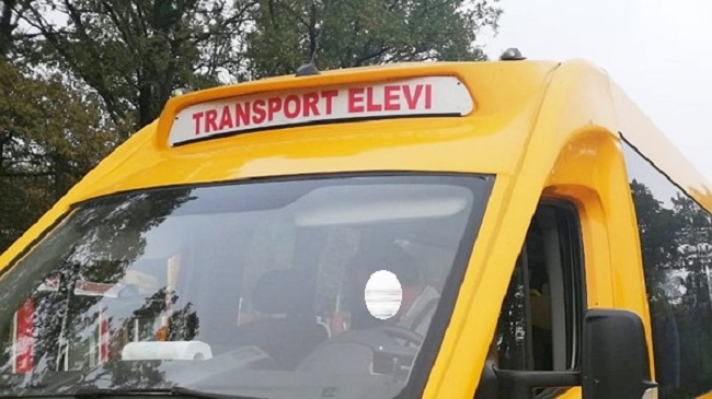 Şoferul unui microbuz care transporta elevi, prins băut la volan, în Timiş. Avea 20 de copii în maşină, deşi numărul maxim admis era 15