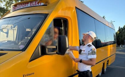 Şofer de microbuz şcolar, care transporta 14 elevi din Timiş, prins băut la volan (foto)