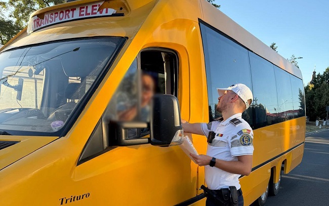Şofer de microbuz şcolar, care transporta 14 elevi din Timiş, prins băut la volan (foto)