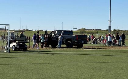 Două persoane au murit după ce un camion a intrat pe un teren de fotbal în timpul unui meci