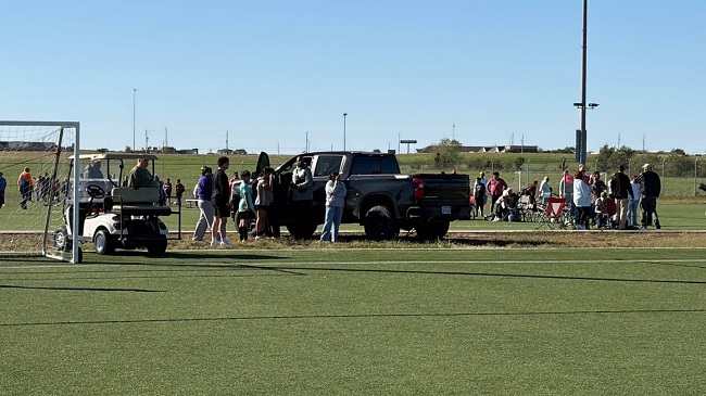 Două persoane au murit după ce un camion a intrat pe un teren de fotbal în timpul unui meci