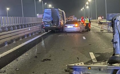 Accident cu cinci mașini pe autostrada A1. Șapte persoane au fost luate cu ambulanțe