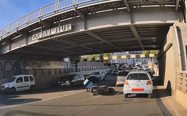 Tânăr rănit după ce a căzut de pe scuter, la Timișoara. A frânat brusc pentru a evita o mașină care a schimbat banda
